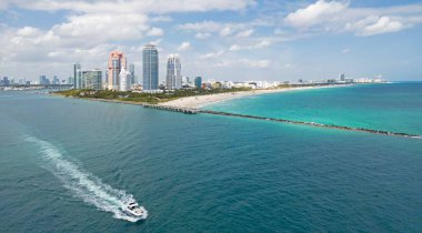 Gökdelenleri olan Miami şehri manzarası. Miami Rıhtımı, Güney Noktası. Miami sahili kıyısı. Miami kıyısı