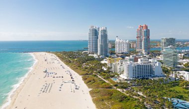 İHA 'dan Miami sahiline. Miami bölgesi gökyüzü manzarası. Panoramik Miami kıyı şeridi. Miami kıyısı