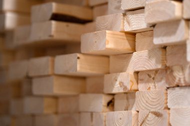 Ahşap yığını, kereste dokusu. Kereste. Çiğ kereste tahtaları, inşaat geçmişi. Tahta kalaslar istiflenmiş. Doğal ahşap ahşap desen