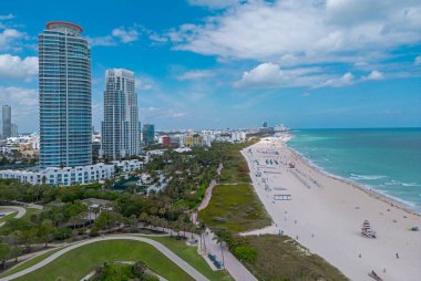 Turkuaz okyanus ve gökyüzü olan Miami kıyısı. Miami şehri. Miami 'nin ünlü okyanusu. Miami Plajı silüeti