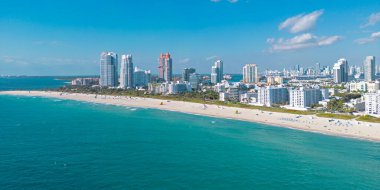 Gökdelenleri olan Miami şehri manzarası. Miami Rıhtımı, Güney Noktası. Miami sahili kıyısı. Miami Plajı silüeti