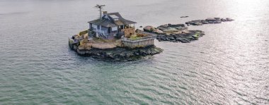 Ada yalnızlığı ve sessizliği. Adadaki kaçış evi. Denizde kazazede tarzı bir ev. Açık denizde ıssız bir ada evi. Komşuları olmayan kazazede bir ada evi.