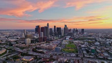 Los Angeles şehir merkezinin yukarısında. Los Angeles siluetinin insansız hava aracı görüntüsü. Los Angeles 'ta trafik vardı. Los Angeles şehir merkezindeki hava manzarası. Los Angeles 'ta günbatımı. Los Angeles 'ta akşam, Los Angeles mimarisi.