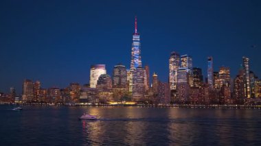 NYC geceleri parlıyor. Geceleri New York gökdelenleri, New York. New York şehir merkezi. New York 'ta ünlü gökdelenler, İHA' dan NYC. Geceleri kuleleri olan New York Manhattan Panoraması