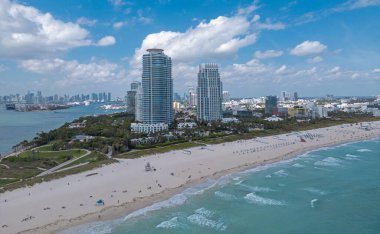 Miami bölgesi gökyüzü manzarası. Miami şehri hava manzarası. İHA 'dan Miami sahiline. Panoramik Miami kıyı şeridi
