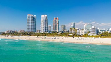 Miami Rıhtımı, Güney Noktası. Miami sahili kıyısı. Gökdelenleri olan Miami şehri manzarası. Miami Plajı silüeti