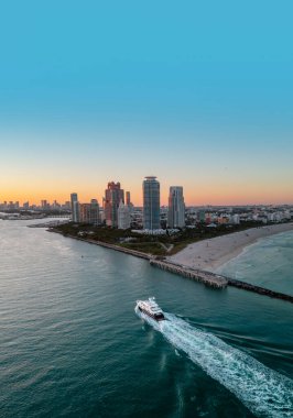 Miami Plajı gece hava görüntüsü. Miami kıyı şeridi. Gece Miami Plajı 'nın havadan görüntüsü. Panoramik Miami akşam kıyısı