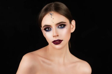 Makyajcı kadın yüzü. Makyaj moda portresi. Makyaj malzemeleri stüdyosu. Makyaj cazibesi lüks