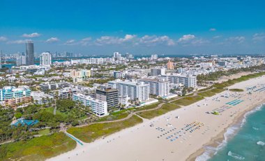 Miami Rıhtımı, Güney Noktası. Miami sahili kıyısı. Miami Beach silueti. Gökdelenleri olan Miami şehri manzarası