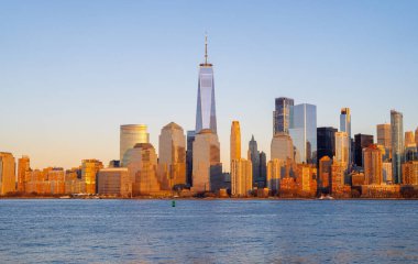 New York 'ta Manhattan. New York 'taki rıhtım boyunca Manhattan gökdelenleri. New York 'ta Manhattan Skyline panoramik manzarası. New York 'ta modern mimarisi olan Manhattan şehri.