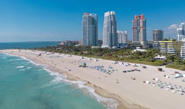 Gökdelenleri olan Miami şehri manzarası. Miami Rıhtımı, Güney Noktası. Miami sahili kıyısı. Miami kıyısı