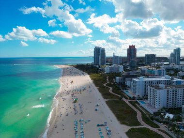 Miami Plajı 'nın gökyüzü manzarası. Miami Sahili 'nin insansız hava aracı görüntüsü. Güney Miami Plajı ve okyanus. Gökdelenleri ve kıyı şeridi olan Miami Plajı gökdelenleri