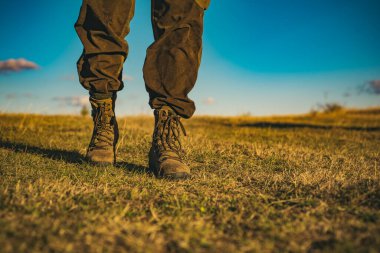 Botlar açık havada yürüme özgürlüğünü gösteriyor. Botlar aktif yürüyüş yolculuğunu destekler. Çizmeler maceralı hayat tarzını tanımlar. Çizmeler güçlü seyahat hareketini simgeler