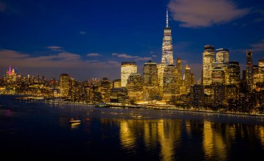 New York 'un gökyüzü gece manzarası. NYC gece görüşü. Geceleri New York şehrinin silueti. NYC Manhattan gece panoraması