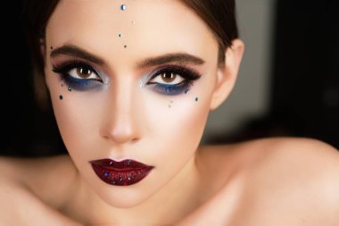 Makyaj güzellik portresi. Makyaj mankeni. Makyaj gözleri kirpik. Makyaj sanatı