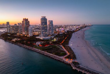 Miami gece kıyısı şehir manzarası. Gece Miami Okyanusu kıyısında. Miami kıyı şeridi. Miami 'nin okyanus kıyısında ünlü bir akşam