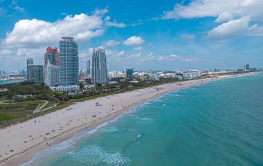 Gökdelenleri olan Miami şehri manzarası. Miami Rıhtımı, Güney Noktası. Miami sahili kıyısı. Miami kıyısı