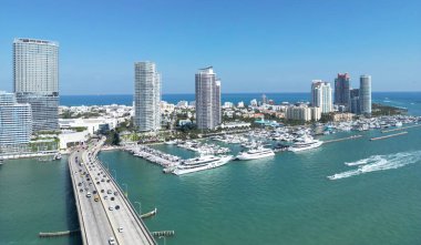 Miami 'deki MacArthur Geçidi. Güney Miami Plajı silueti. Panoramik Miami kıyı şeridi. Miami şehri. Biscayne Körfezi Köprüsü