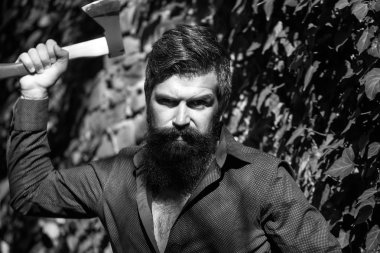 Balta açık olan adam