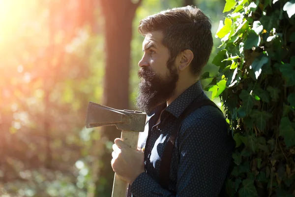 Hombre leñador en el bosque — Foto de Stock