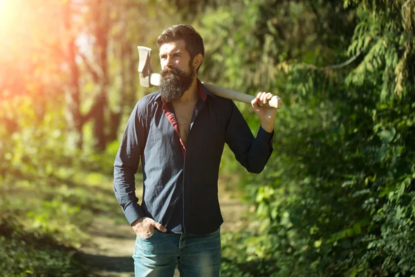 Homem com machado ao ar livre — Fotografia de Stock