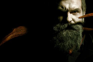 Adam holding boynuzları