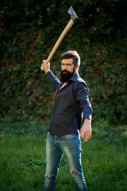 Adam keskin balta ile