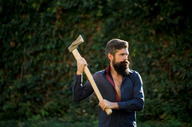 Adam keskin balta ile