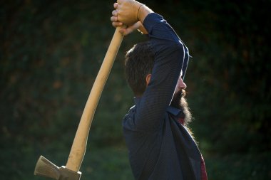 Adam keskin balta ile