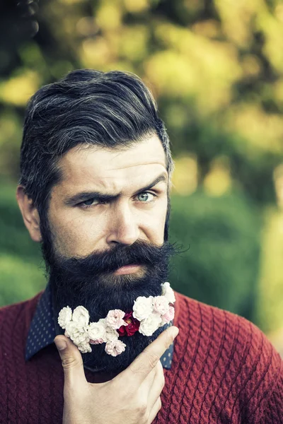 Homem com flores na barba — Fotografia de Stock