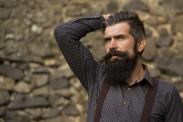 Elegante hombre barbudo al aire libre — Foto de Stock