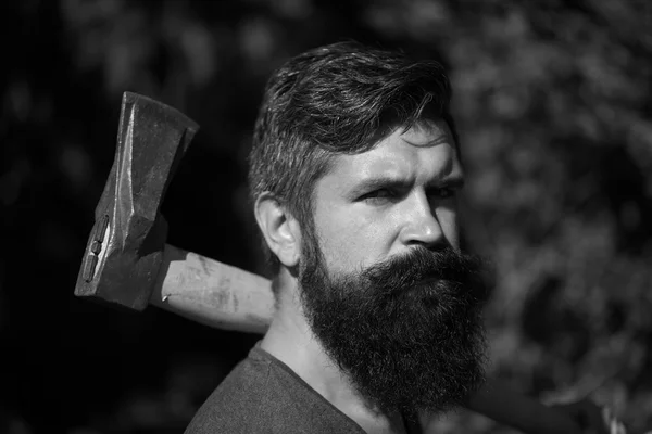 Man with axe outdoor — Stock Photo, Image