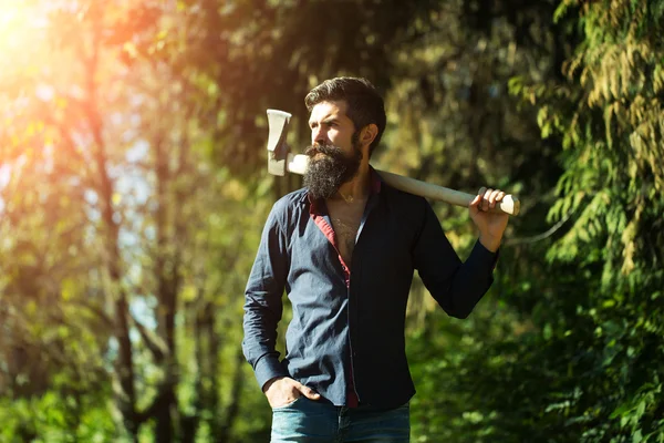 Homem com machado ao ar livre — Fotografia de Stock