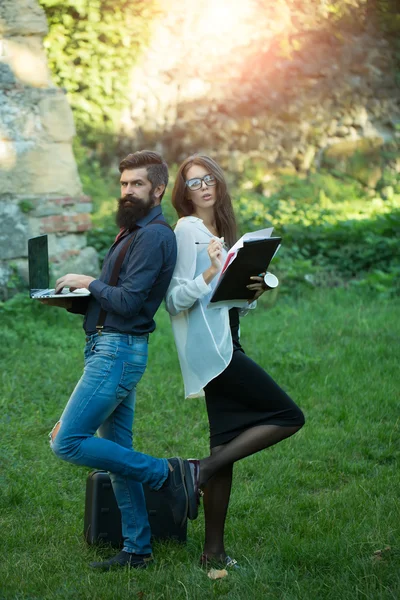 Casal de negócios no parque — Fotografia de Stock