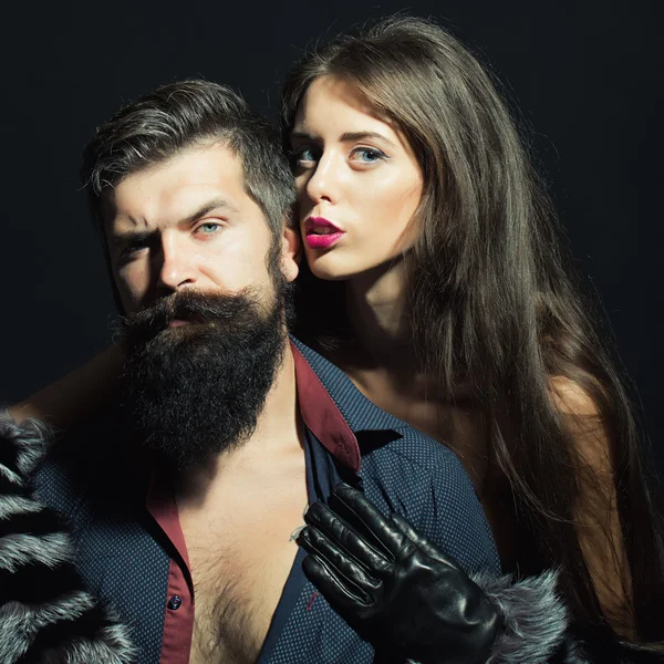 Hombre con barba y chica en guantes —  Fotos de Stock