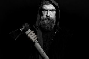 Adam tutarak balta