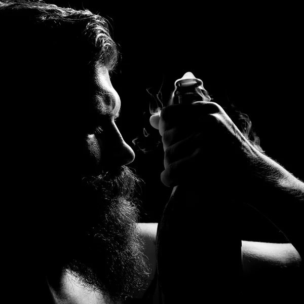 Homem segurando garrafa de vinho aberta — Fotografia de Stock