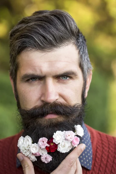 Hombre con flores en la barba —  Fotos de Stock