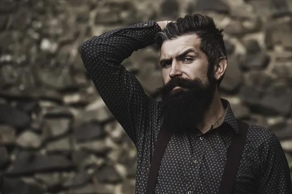 Elegante hombre barbudo al aire libre —  Fotos de Stock