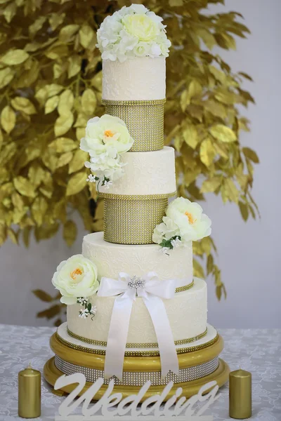 Πολυβάθμιες επιδόρπιο γαμήλια τούρτα — Φωτογραφία Αρχείου