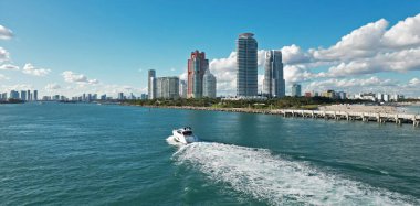 Miami bölgesi gökyüzü manzarası. İHA 'dan Miami sahiline. Miami kıyı şeridi. Panoramik Miami kıyı şeridi