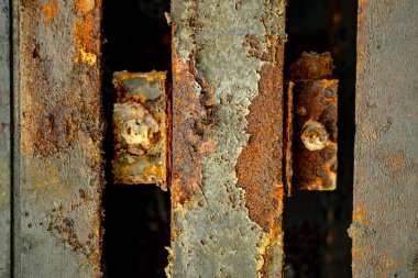 Altyapı için çelik perçin dokusu. Tehlike uyarıları için depresif metal. Altyapı görselleri için oksitlenmiş metal. Tadilat için eski metal yüzey. Ağır sanayi için kontrol levhası paslanması