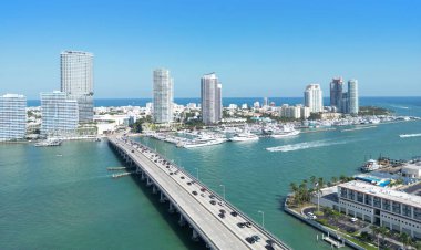 Miami 'deki MacArthur Geçidi. Miami bölgesi gökyüzü manzarası. Güneşli yaz gününde Miami 'nin insansız hava aracı çekimi. Miami şehri. Biscayne Körfezi Köprüsü