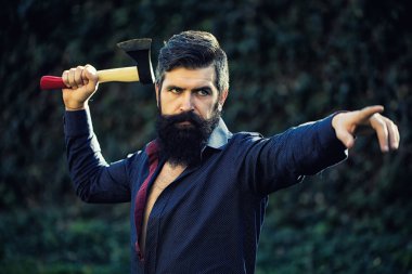 Adam keskin balta ile