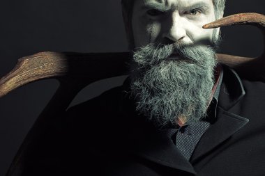 Adam holding boynuzları