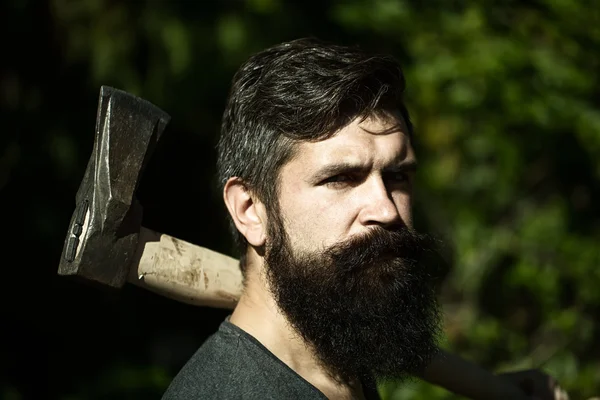 Man with axe outdoor — Stock Photo, Image