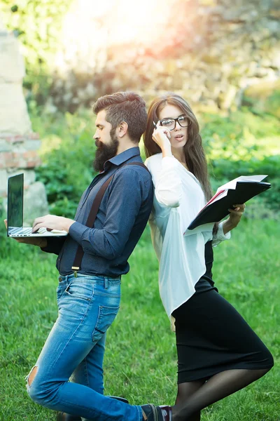 Business couple in park — Stock Photo, Image