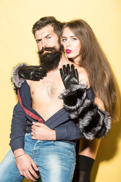 Homem com barba e menina em luvas — Fotografia de Stock