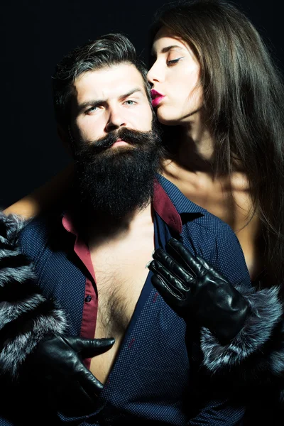 Homem com barba e menina em luvas — Fotografia de Stock