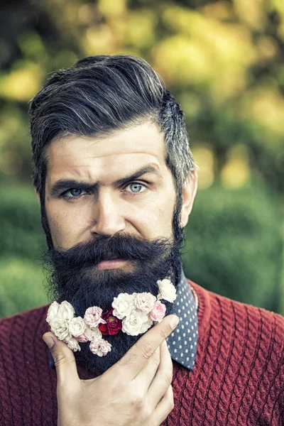 Άνθρωπος με λουλούδια στο μούσι — Φωτογραφία Αρχείου